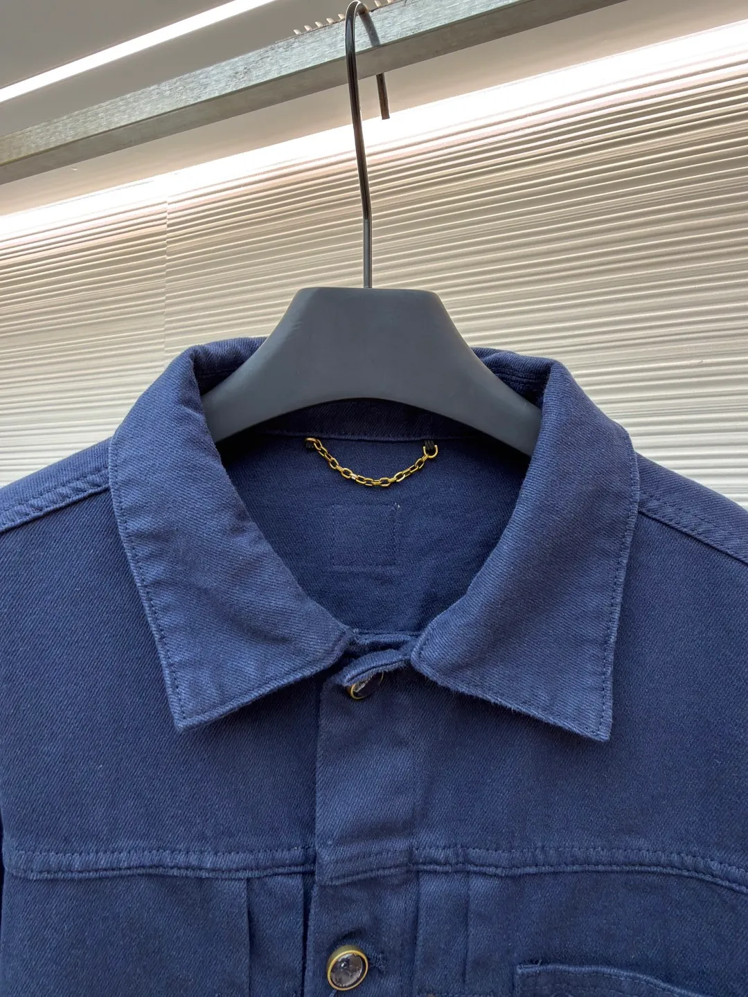 LOUIS VUITTON dyed truck denim jacket ●Authentic product: 17800 purchase and development ●Item number: 1681051-B65 ●Fabric: denim fabric ●Technology: embossed production ●Version: fitted version ●Weight: about 870 grams ●Size: 46-48-50-52 ●Description: Customized pure cotton thick woven denim Template machine bag opening Preset template to guide the position, shape and size of bag opening Accuracy ensures the quality of the bag opening effect. The soft light ancient wash process uses specific chemical and logistics treatments to make the surface of the fabric show a soft luster. It not only retains the original texture but also adds a gentle atmosphere. The overall routing is straight and delicate, the fabric is comfortable and soft, and the color is consistent without color difference. It can be matched with the same style to create a fashionable look and control various occasions. Customized accessories, complete three standards, same style for men and women!